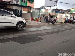 Lubang Jalan di Karya Wisata Medan Johor Sudah Diperbaiki Lubang Jalan di Karya Wisata Medan Johor Sudah Diperbaiki