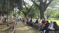Ramai Warga Kunjungi Kuburan Massal Korban Tsunami Aceh