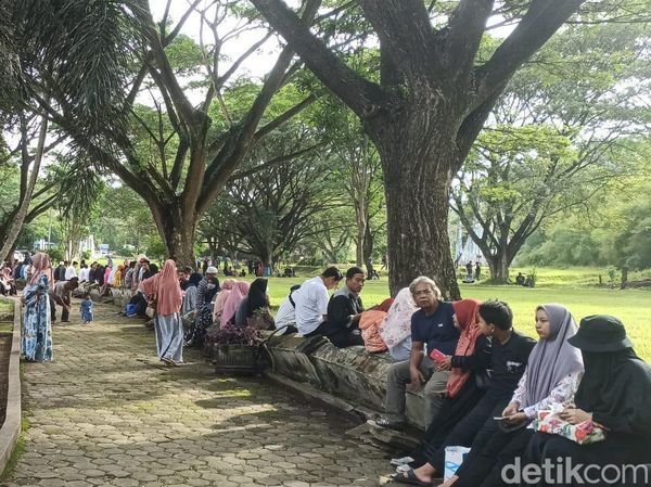 Ramai Warga Kunjungi Kuburan Massal Korban Tsunami Aceh