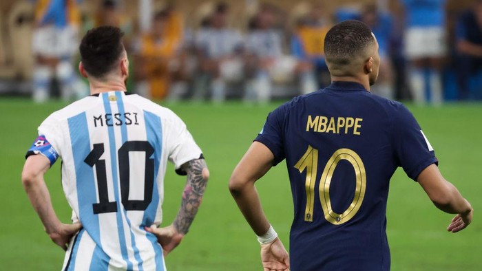 LUSAIL CITY, QATAR - DECEMBER 18: A view of Lionel Messi #10 of Argentina and Kylian Mbappe #10 of France back during the FIFA World Cup Qatar 2022 Final match between Argentina and France at Lusail Stadium on December 18, 2022 in Lusail City, Qatar. (Photo by Zhizhao Wu/Getty Images)
