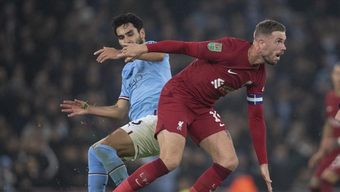 MANCHESTER, ENGLAND - DECEMBER 22: Jordan Henderson of Liverpool and Ilkay Gundogan of Manchester City in action during the Carabao Cup Fourth Round match between Manchester City and Liverpool at Etihad Stadium on December 22, 2022 in Manchester, England. (Photo by Joe Prior/Visionhaus via Getty Images)