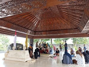 Pelajar Padati Wisata Makam Bung Karno di Libur Nataru Pelajar Padati Wisata Makam Bung Karno di Libur Nataru