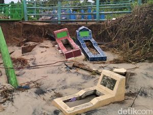 Penampakan Makam Tua di Kalsel Diterjang Ombak hingga Kerangka Manusia Keluar Penampakan Makam Tua di Kalsel Diterjang Ombak hingga Kerangka Manusia Keluar