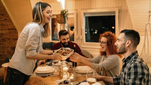 Makan malam bersama keluarga atau teman/Foto:Freepik.com/Drazen-zigic Habiskan akhir tahun sembari menikmati menu makanan lezat bersama keluarga atau teman.