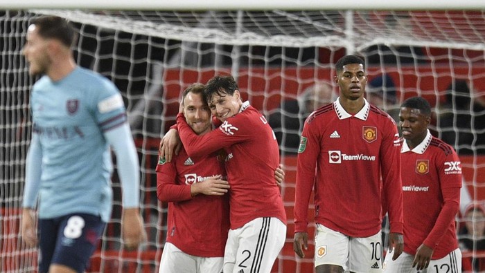 Manchester Uniteds Danish midfielder Christian Eriksen (2nd L) celebrates after scoring his team first goal during the English League Cup fourth round football match between Manchester United and Burnley, at Old Trafford, in Manchester, on December 21, 2022. - - RESTRICTED TO EDITORIAL USE. No use with unauthorized audio, video, data, fixture lists, club/league logos or live services. Online in-match use limited to 120 images. An additional 40 images may be used in extra time. No video emulation. Social media in-match use limited to 120 images. An additional 40 images may be used in extra time. No use in betting publications, games or single club/league/player publications. (Photo by Oli SCARFF / AFP) / RESTRICTED TO EDITORIAL USE. No use with unauthorized audio, video, data, fixture lists, club/league logos or live services. Online in-match use limited to 120 images. An additional 40 images may be used in extra time. No video emulation. Social media in-match use limited to 120 images. An additional 40 images may be used in extra time. No use in betting publications, games or single club/league/player publications. / RESTRICTED TO EDITORIAL USE. No use with unauthorized audio, video, data, fixture lists, club/league logos or live services. Online in-match use limited to 120 images. An additional 40 images may be used in extra time. No video emulation. Social media in-match use limited to 120 images. An additional 40 images may be used in extra time. No use in betting publications, games or single club/league/player publications. (Photo by OLI SCARFF/AFP via Getty Images)