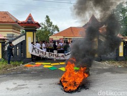 Protes Perekrutan PPK, Massa di Bangkalan Demo-Bakar Ban di Kantor KPU