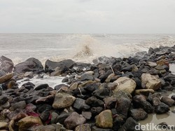 Waspada! Gelombang di Pesisir Selatan Jabar Bisa Capai 4 Meter