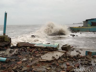 Melihat Ganasnya Gelombang di Pantai Eretan Kulon Indramayu