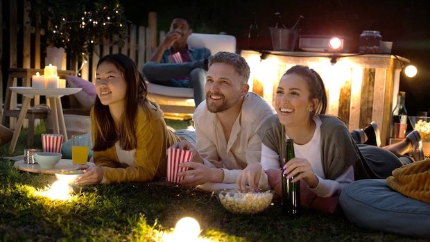 Menikmati tontonan favorit sembari menghabiskan camilan/Foto:Freepik.com/Freepik Movie marathon bersama keluarga atau teman.