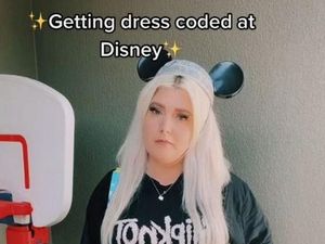 Pakai T-shirt dengan Tullisan Makian di Disneyland, Ibu Ini Diminta Ganti Baju Pakai T-shirt dengan Tullisan Makian di Disneyland, Ibu Ini Diminta Ganti Baju
