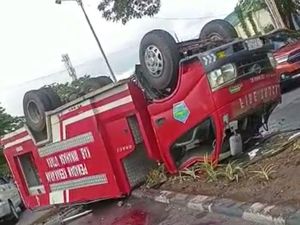 Detik-detik Mobil Damkar Minut Kecelakaan-Petugas Tewas gegara Sopir Main HP Detik-detik Mobil Damkar Minut Kecelakaan-Petugas Tewas gegara Sopir Main HP