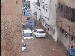 Mobil-mobil Tersapu Banjir Bandang di Mekah