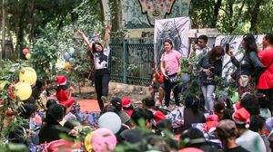 Momen Atlet Berkuda Euclia Purnama Berbagi Kasih Natal di Jalanan