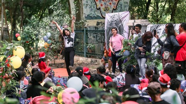 Momen Atlet Berkuda Euclia Purnama Berbagi Kasih Natal di Jalanan