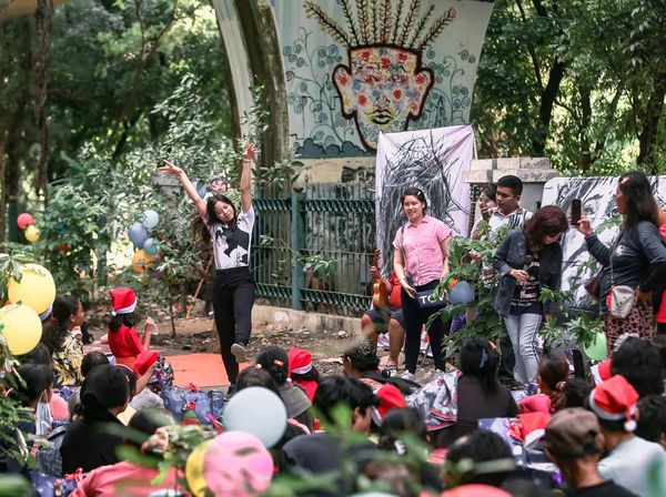 Momen Atlet Berkuda Euclia Purnama Berbagi Kasih Natal di Jalanan