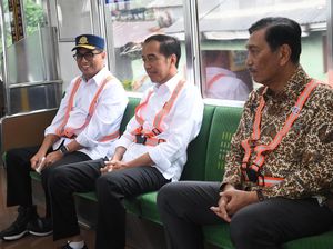 Momen Jokowi Duduk Santai di KRL Bareng Luhut-Budi Karya
