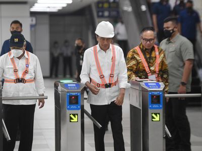 Momen Jokowi Pantau Langsung Proyek LRT Jabodebek