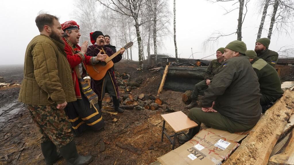 Cara Seniman Ukraina Hibur Tentara di Garis Perang