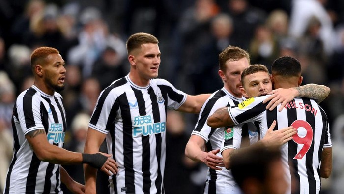 NEWCASTLE UPON TYNE, ENGLAND - DECEMBER 20: Callum Wilson, Joelinton, Kieran Trippier and Sean Longstaff of Newcastle United celebrate after Adam Smith (not in frame) of AFC Bournemouth scores an own goal during the Carabao Cup Fourth Round match between Newcastle United and AFC Bournemouth at St James Park on December 20, 2022 in Newcastle upon Tyne, England. (Photo by Stu Forster/Getty Images)
