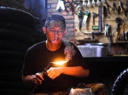 Ngalam Mbois: Hobi Utak-atik Doni Bikin Motor Lawas Jadi Makin Berkelas