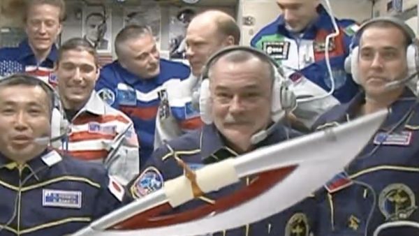 Potret 10 Benda Aneh & Bersejarah yang Dibawa ke Luar Angkasa