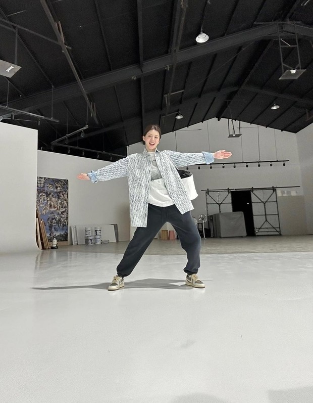 Outfit hangout ala Go Youn Jung. Foto: Instagram.com/goyounjung Outfit hangout ala Go Youn Jung. Foto: Instagram.com/goyounjung