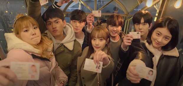 Para pemeran A Teen menunjukan KTP/Foto: Playlist Global A Teen S2