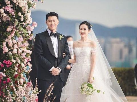 Pasangan Son Ye Jin dan Hyun Bin, menikah pada 31 Maret 2022. Son Ye Jin mengenakan gaun pernikahan Brunella Wedding Dress Spring Summer 2022 collection dari Mira Zwillinger. (Foto: Soompi)