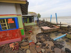 Penampakan Bangunan Rusak Akibat Gelombang Tinggi di Indramayu