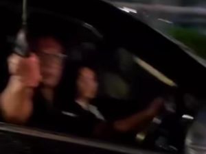 Viral Pengendara Pajero Acungkan Sajam, Disebut Tak Terima karena Tidak Dikasih Jalan Viral Pengendara Pajero Acungkan Sajam, Disebut Tak Terima karena Tidak Dikasih Jalan