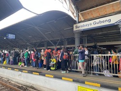 Penumpang Datang Dominasi Arus Balik di Stasiun PT KAI Daop 8 Surabaya