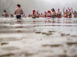 Pertahankan Tradisi Natal, Orang-orang Ini Berenang di Danau yang Membeku Pertahankan Tradisi Natal, Orang-orang Ini Berenang di Danau yang Membeku