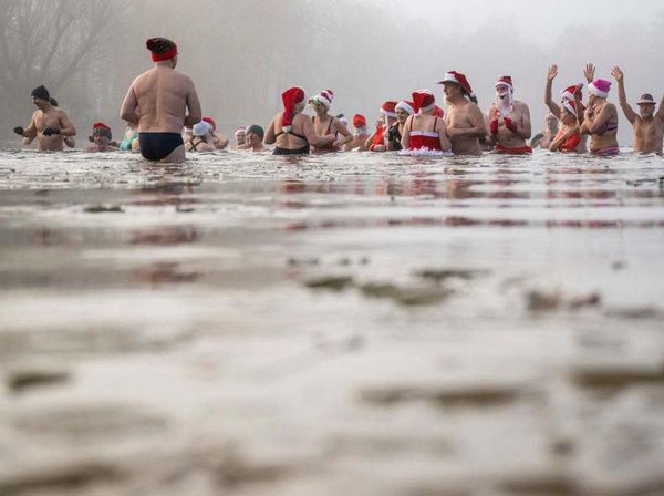 Pertahankan Tradisi Natal, Orang-orang Ini Berenang di Danau yang Membeku