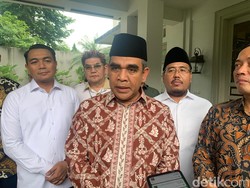 Muzani Ungkap Prabowo Minta Restu 2024 ke Kiai di Surabaya