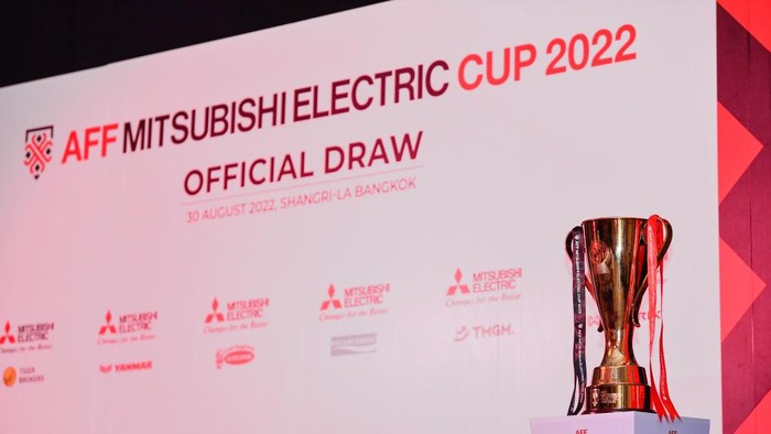 BANGKOK, THAILAND - 2022/08/30: The AFF Mitsubishi Electric Cup is displayed during the AFF Mitsubishi Electric Cup draw at Shangri-La Hotel in Bangkok. (Photo by Amphol Thongmueangluang/SOPA Images/LightRocket via Getty Images)