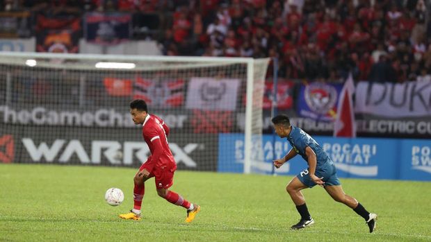 Winger Timnas Indonesia Saddil Ramdani berupaya melewati pemain Brunei Darussalam di Piala AFF 2022.