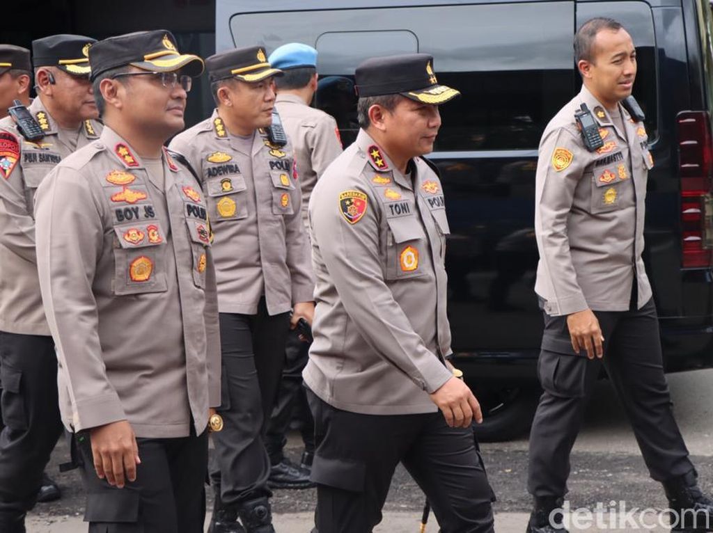 Pantau Pos Yan Nganjuk, Kapolda Jatim Minta Waspadai Lonjakan Arus Lalin Pantau Pos Yan Nganjuk, Kapolda Jatim Minta Waspadai Lonjakan Arus Lalin