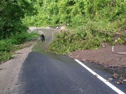 Longsor Tutupi Bahu Jalan di Sumbawa Barat, Warga Diminta Waspada
