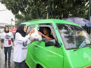 Relawan Ganjar Bagi-bagi Sembako ke Pedagang-Sopir Angkot di Ciputat