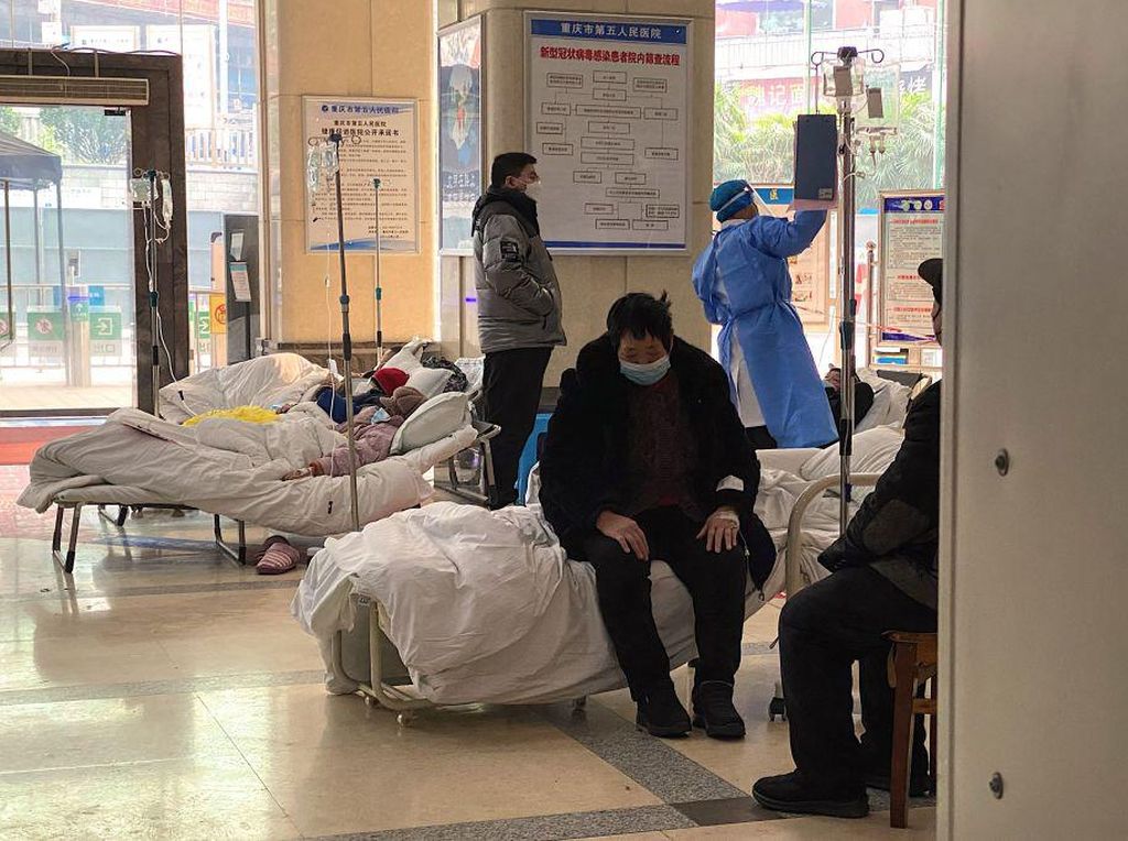 6 Foto Pasien COVID China yang Terdampar di Luar RS