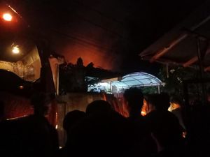 Lupa Matikan Kompor, Rumah Lansia di Pulau Samosir Buleleng Terbakar Lupa Matikan Kompor, Rumah Lansia di Pulau Samosir Buleleng Terbakar