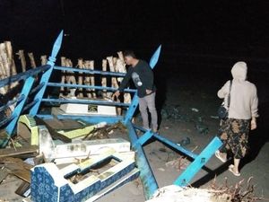 20 Makam Tua Kalsel Terbongkar Diterjang Ombak, Kerangka Manusia Berhamburan 20 Makam Tua Kalsel Terbongkar Diterjang Ombak, Kerangka Manusia Berhamburan