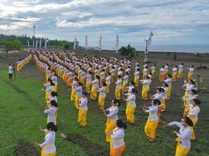 1.000 Anggota PKK Bawakan Tari Rejang Renteng di Pantai Pengambengan 1.000 Anggota PKK Bawakan Tari Rejang Renteng di Pantai Pengambengan