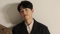 7 Foto Tubuh Ideal Song Joong Ki, Ternyata Sering Diet Puasa