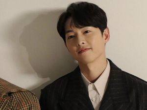 Ayah Song Joong Ki Bungkam Saat Ditanya Kehamilan Menantu, Ini Reaksinya Ayah Song Joong Ki Bungkam Saat Ditanya Kehamilan Menantu, Ini Reaksinya