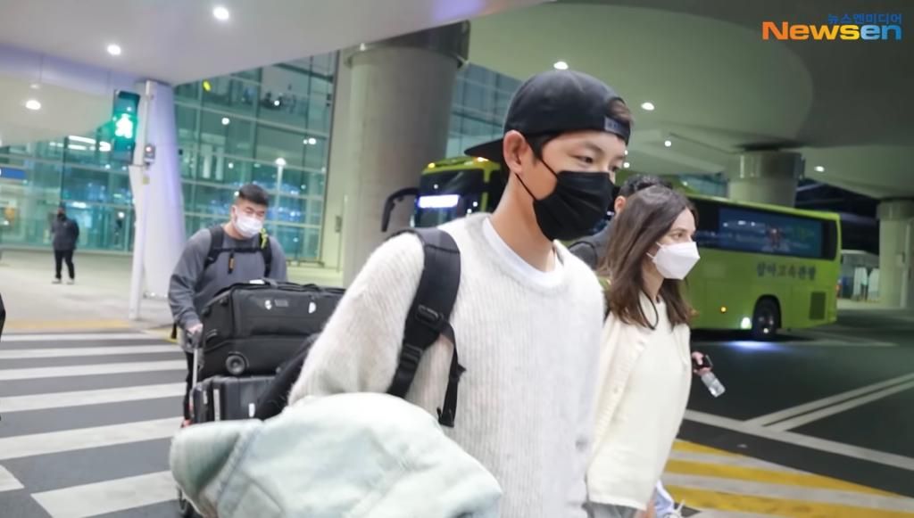 Song Joong Ki bersama kekasih barunya