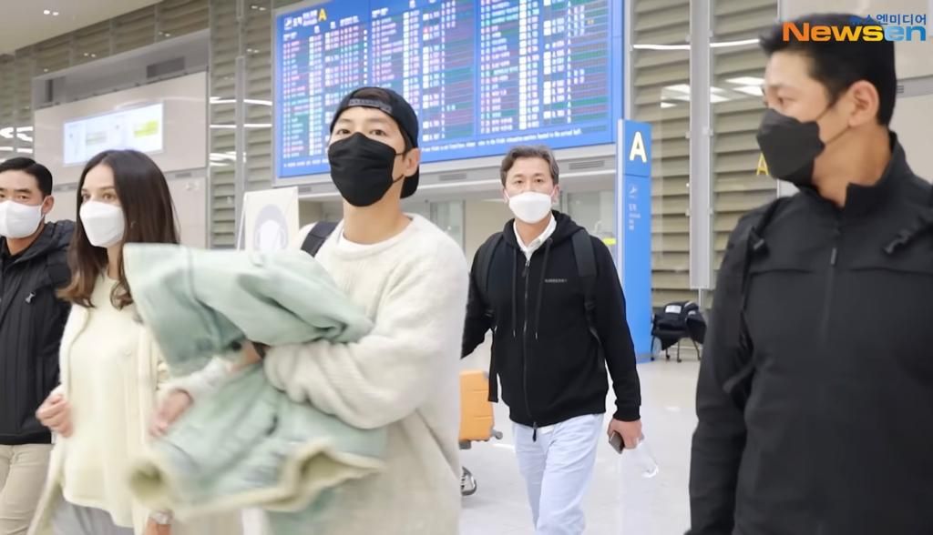 Song Joong Ki bersama kekasih barunya