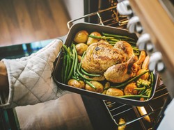 Suami Ini Tolak Sajikan Masakan Istri Karena Takut Keracunan Makanan