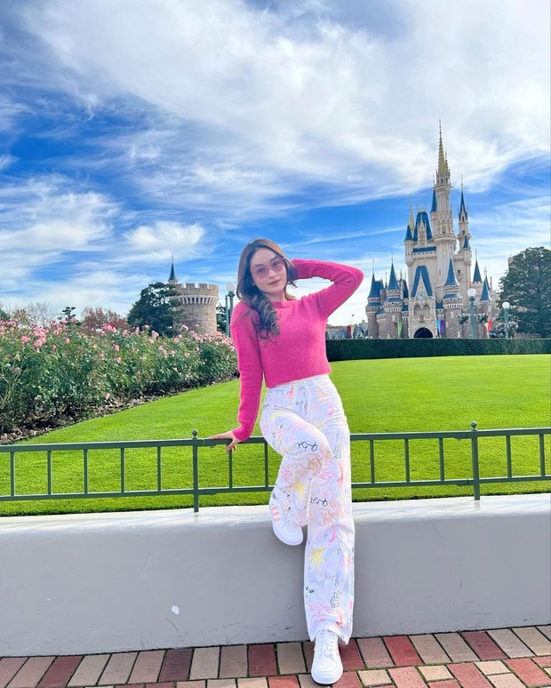 Gaya pakaian Natasha Wilona bisa jadi inspirasi untuk hangout bareng temen!