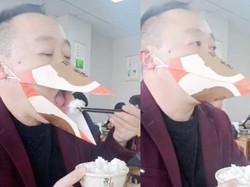 Takut Kena COVID-19, Pria Ini Bikin Masker Bebek Untuk Makan di Restoran